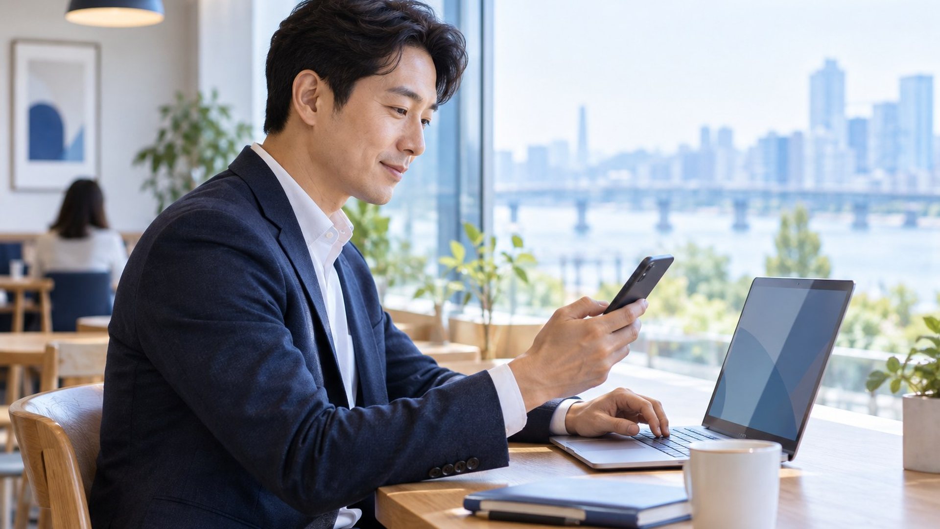 노래방 PG단말기 · 재킷을 입은 남자가 휴대폰과 노트북을 보는 장면(연출 사진)